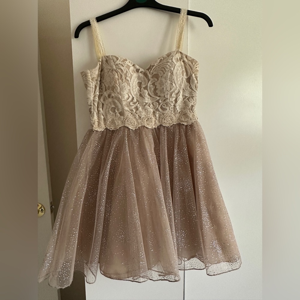 JUNIORS BEIGE WITH SILVER SPARKLES. SIZE 7. BUILT IN BRA & SLIP. LACE STRAPS